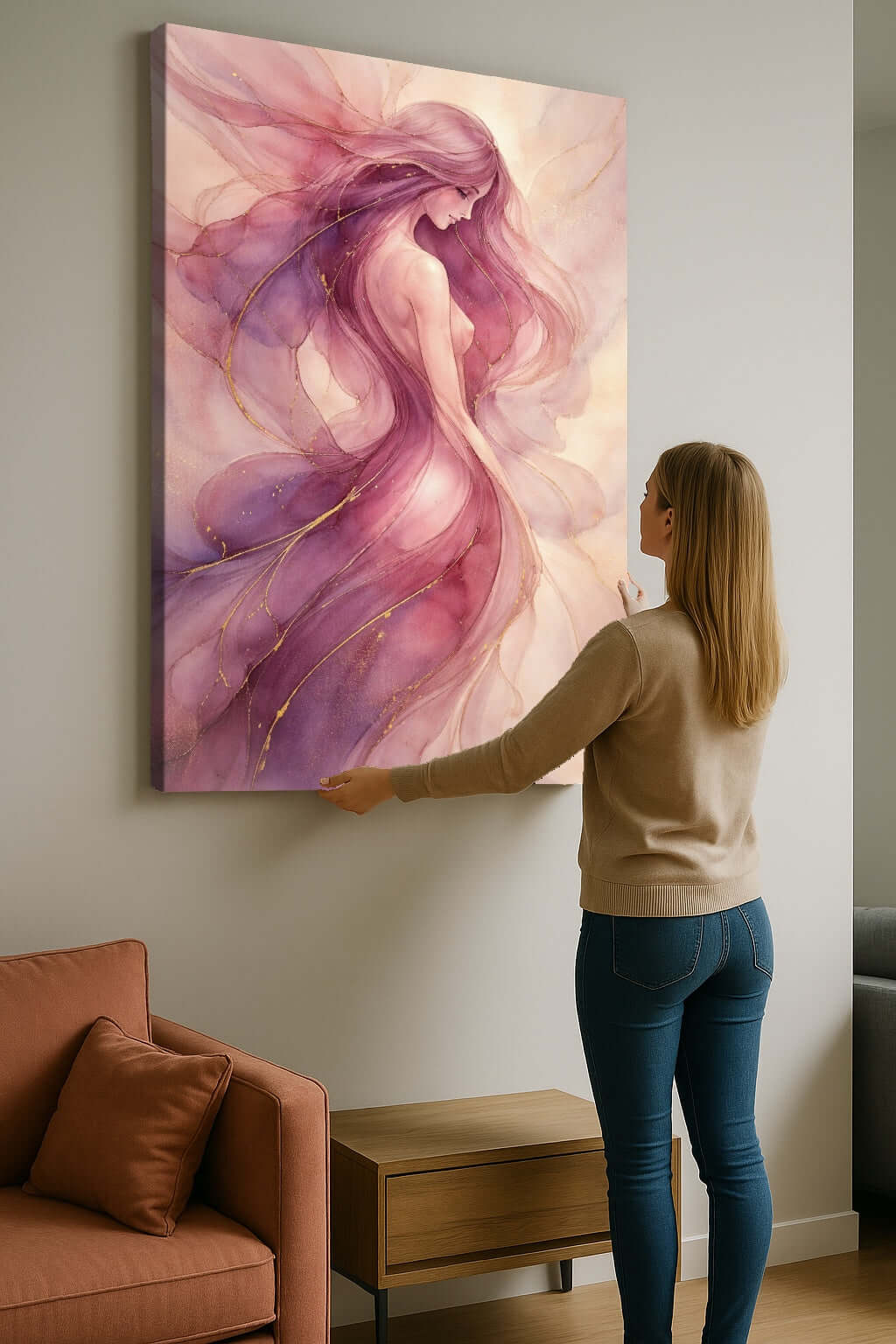 Canvas schilderij paarse abstracte vrouw met gouden accenten op muur met vrouw die het bewondert.